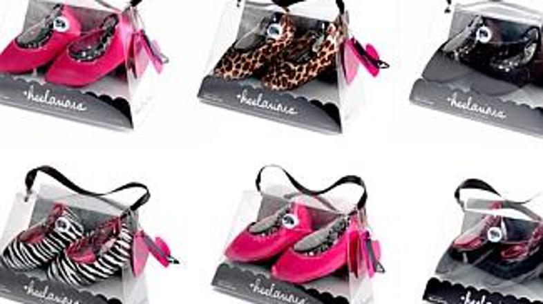 Šest modelčkov, ki jih oglašujejo kot "njene prve visoke petke".