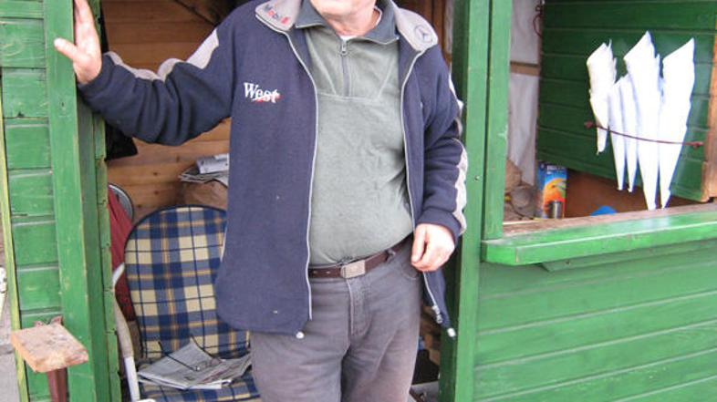 Havzil Fekri, ki kostanj prodaja že več let, letos s prodajo nasproti Gospodarsk