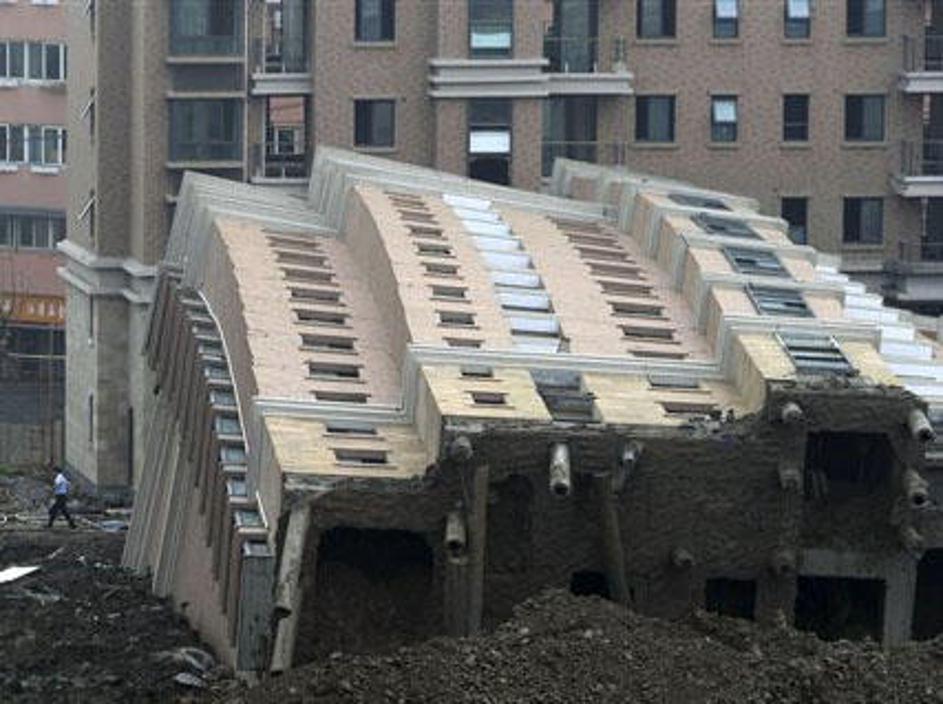 Stavba se je dobesedno prevrnila.