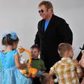 Elton John je zapel nekaj pesmi v sirotišnici, kjer so otroci, katerih starši so