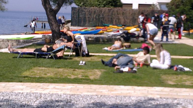 Včeraj in danes so številni odšli na Obalo. (Foto: Žurnal24)