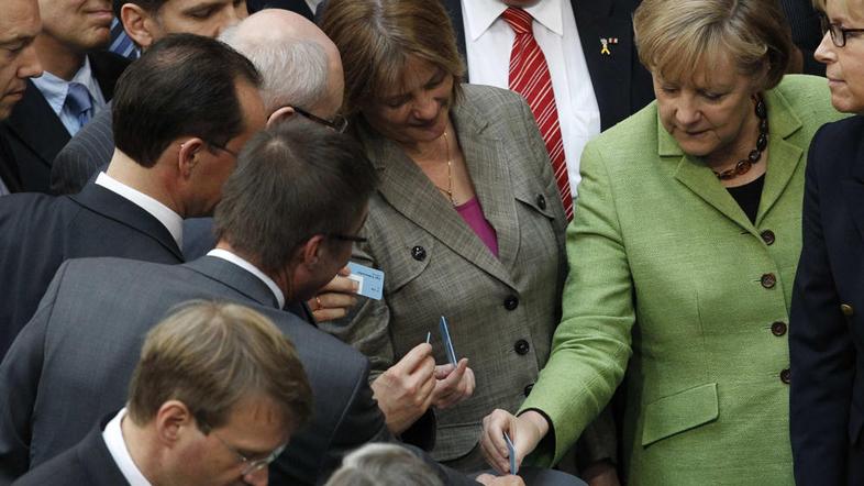 Angela Merkel oddaja svoj glas za podporo mehanizmu pomoči. (Foto: Reuters)