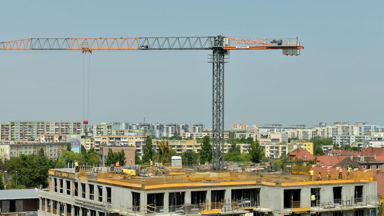 Gradbišče med bloki v mestu