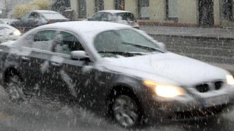 Sneg, ki leti z vozila, moti tako voznika kot druge udeležence v prometu.