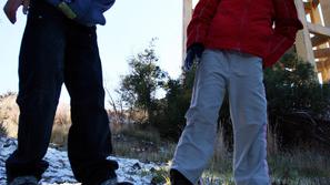 Otroci so se snega razveselili, nogometaši pa malce manj. (Foto: EPA)