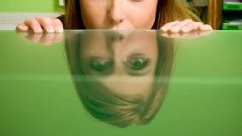 Se zaradi nelagodja pred ljudmi raje skrijete?