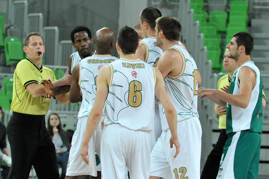 V Novem mestu je bilo precej iskric, z zmago pa si je Olimpija zagotovila drugo 