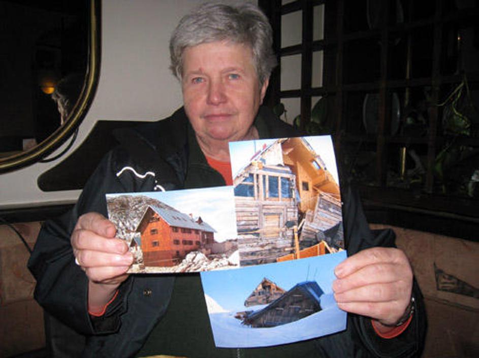 Marica Okršlar, vodja gospodarskega odbora pri Planinskem društvu Gorje, kaže fo