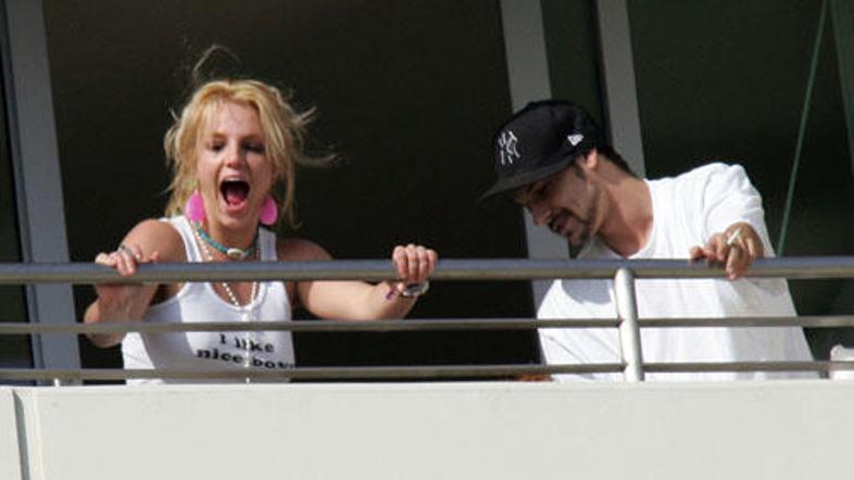 Strast med njima je zopet vzplamtela.