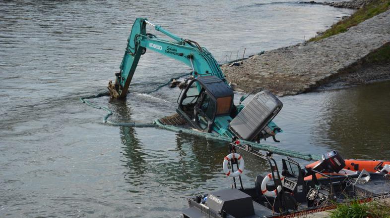 Bager se je pogreznil v reko Muro