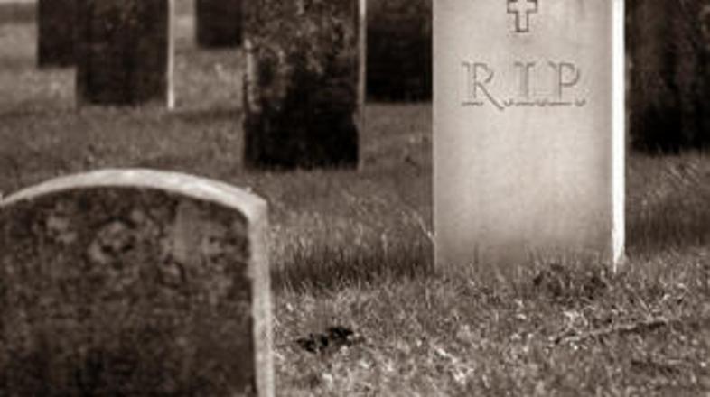 Preprodajalci grobov so posmrtne ostanke pokojnikov pometali kar v grmovje.