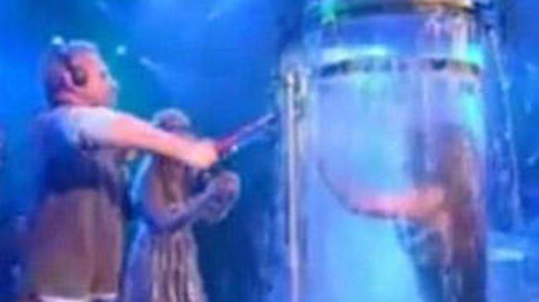 Amili ni uspelo uganiti prave kombinacije, zato so jo morali iz vode rešiti.