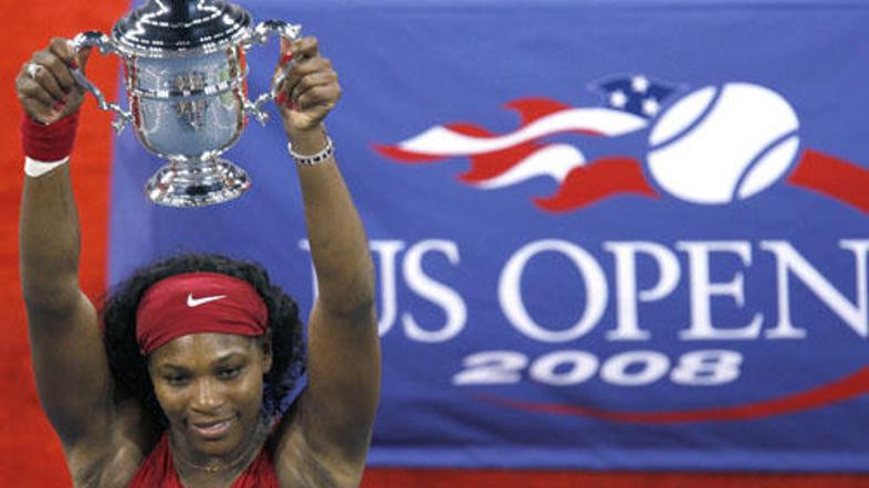 Serena Williams je tretjič v karieri dvignila pokal za zmagovalko OP ZDA.