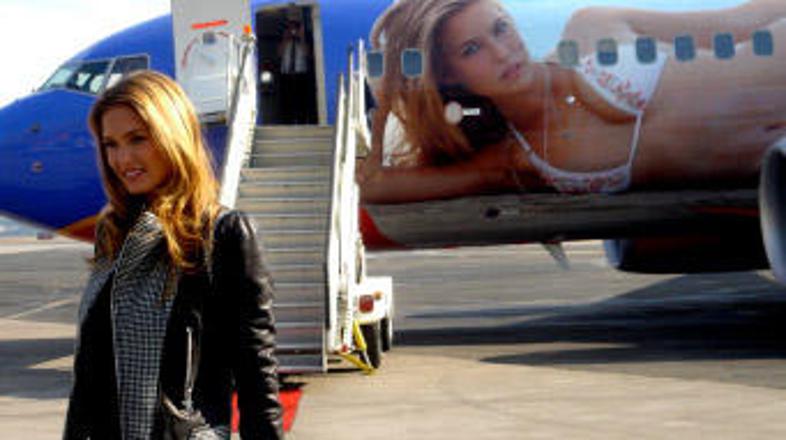 Lepotica je zadovoljna s "svojim" letalom.