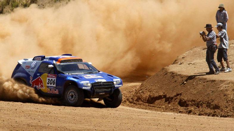 Nasser Al-Attiyah za vodilnim Špancem zaostaja manj kot pet minut. (Foto: Reuter