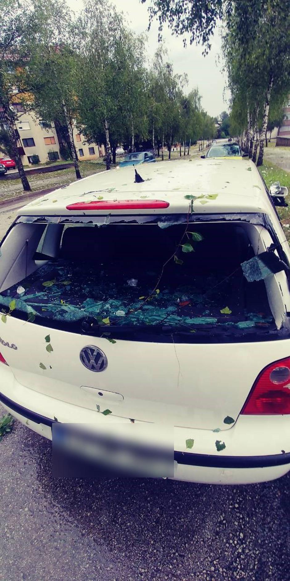 Toča, razbit avto | Avtor: bralka