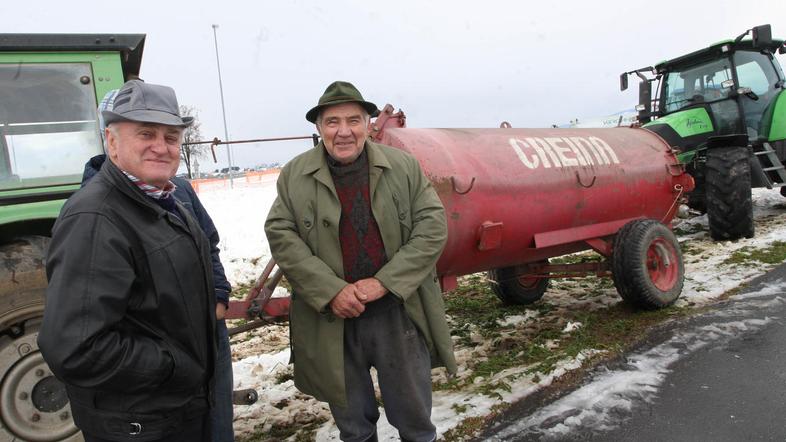 kmetje dravsko polje protest zlivanje vode