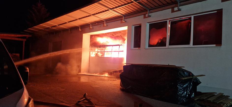 Obsežen požar v Preserjah