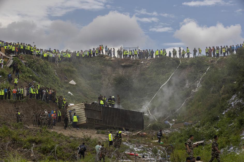 V strmoglavljenju letala v Nepalu več mrtvih
