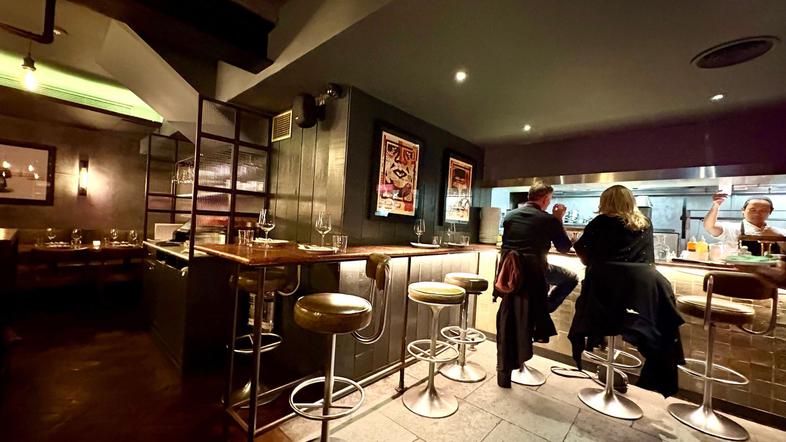 notranjost bara notranjost lokala