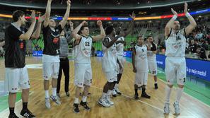 Takole so se uvrstitve v finale razveselili košarkarji Partizana. (Foto: Anže Pe