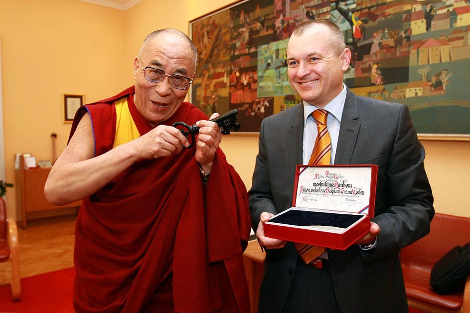 Štirinajsti dalajlama Tenzin Gyatso se je razveselil darila mariborskega župana 