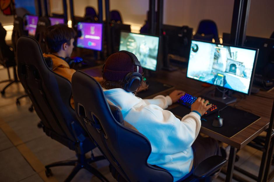 Mladi pred računalnikom | Avtor: Profimedia