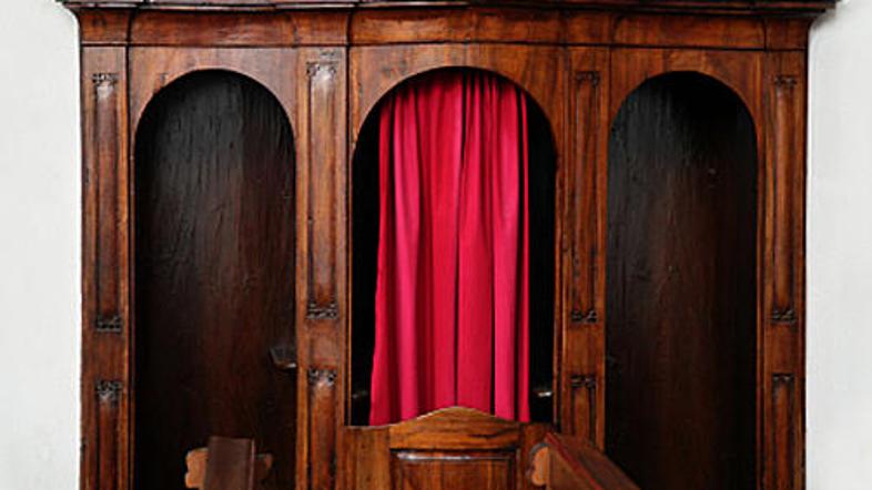 Mlad par si je za hitro potešitev sle izbral kar spovednico, pri čemer ju je zal