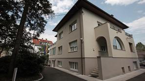 Konec februarja 2008 je stranka SDS svoj sedež iz stavbe na Komenskega ulici 11 