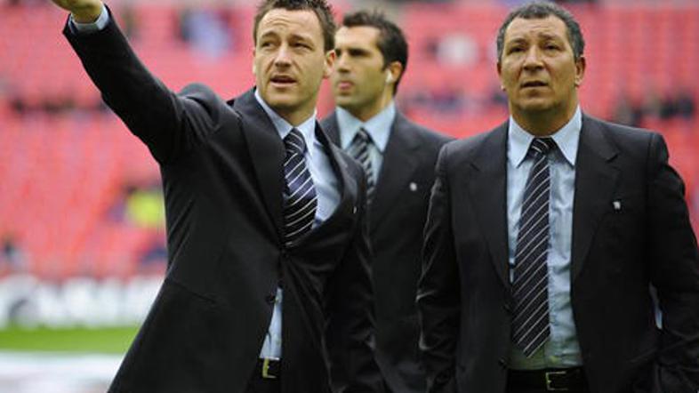 Mama je Johna Terryja (levo) spravila v neugoden položaj.