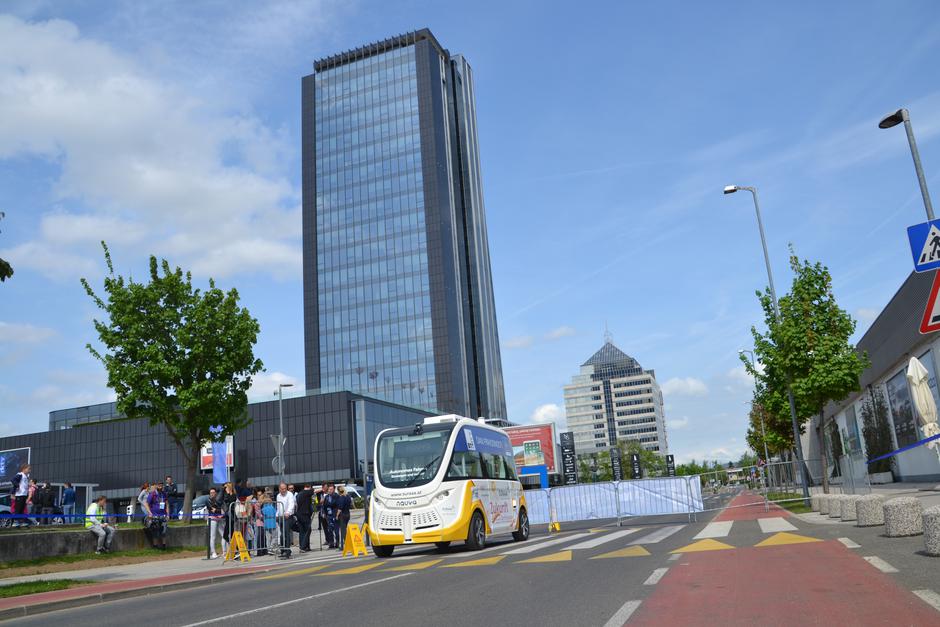 Z avtonomnim vozilom podjetja Navya smo se brez voznika zapeljali po ljubljanskem nakupovalnem središču BTC. | Avtor: Gregor Prebil