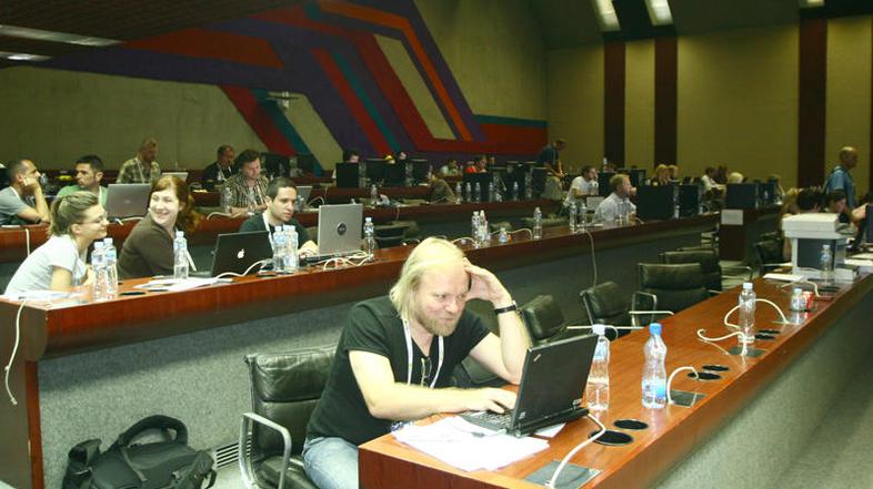 V tiskovnem središču so na voljo štiri velike konferenčne dvorane z računalniki,