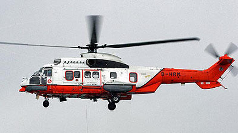 Pilot helikopterja vrste Super Puma, ki jih uporabljajo za prevoze na naftne plo