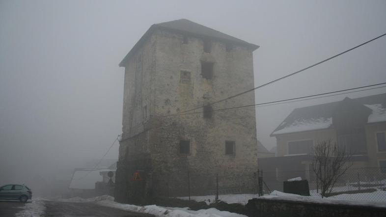 Strelov turn je danes v precej slabem stanju in je potreben temeljite obnove. (F