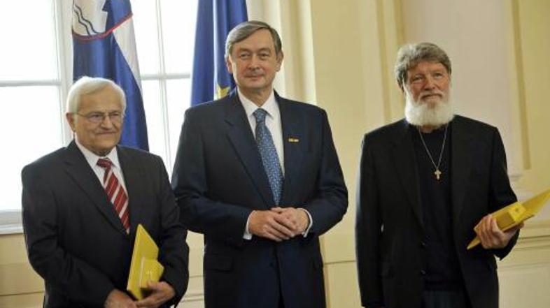 Predsednik republike z nagrajencema Jožetom Trontljem (levo) in Pedrom Opeko (de