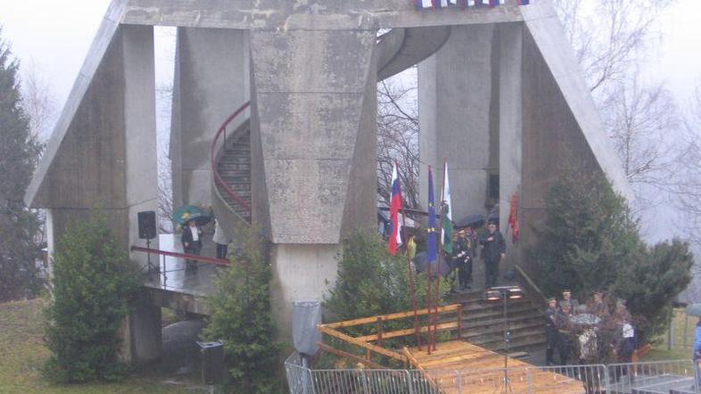 Dražgoški spomenik, ki je v zelo slabem stanju in nevaren za obiskovalce, bodo p