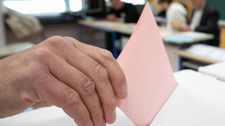 volilna skrinjica na hrvaškem volišču lokalne volitve 2025