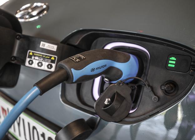 Hyundai Kona electric električni avto polnjenje polnilnica