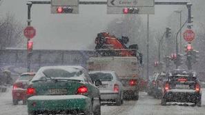 Nočno sneženje je vsaj zaenkrat povzročilo manj težav in nejevolje na cestah. Vs
