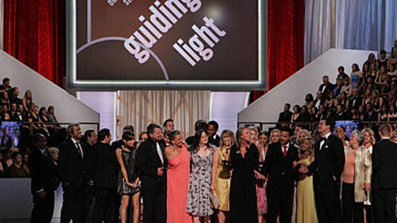 V nanizanki se je izmenjalo na stotine igralcev.