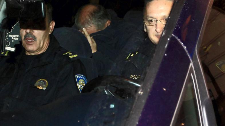 Privedba profesorjev na zaslišanje