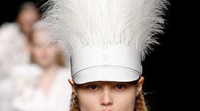 Perje kot modni dodatek. (Givenchy)