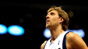 Dirk Nowitzki je ob 10. zmagi Mavericksov v nizu prispeval 25 točk. (Foto: EPA)