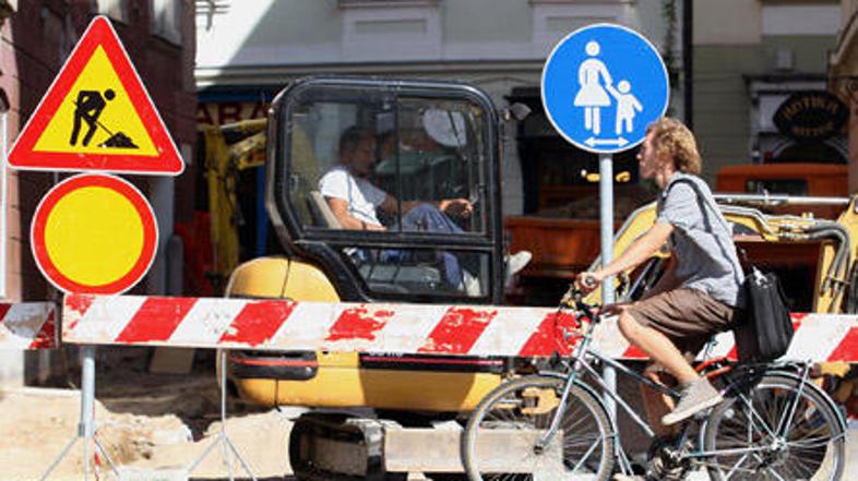 Mestni redarji so kazen napisali obema izvajalcema del na Starem trgu, ki sta z 