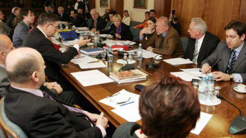 Člani parlamentarnega odbora za zunanje zadeve so protestirali proti enostranski