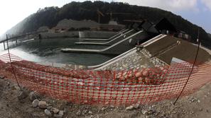 Gradbeno jamo HE Krško je septembrska voda izdatno zalila, zato je bila zamuda p