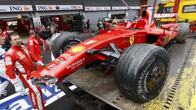 Räikkönen je vodil večji del dirke, v predzadnjem krogu pa razbil Ferrarija.