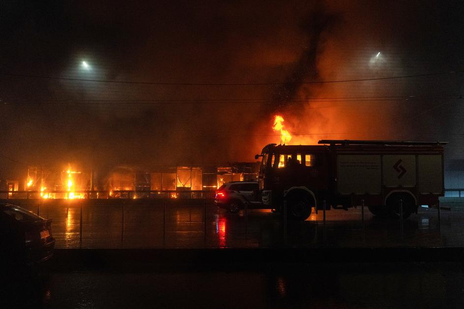 požar na tržnici v Kijevu