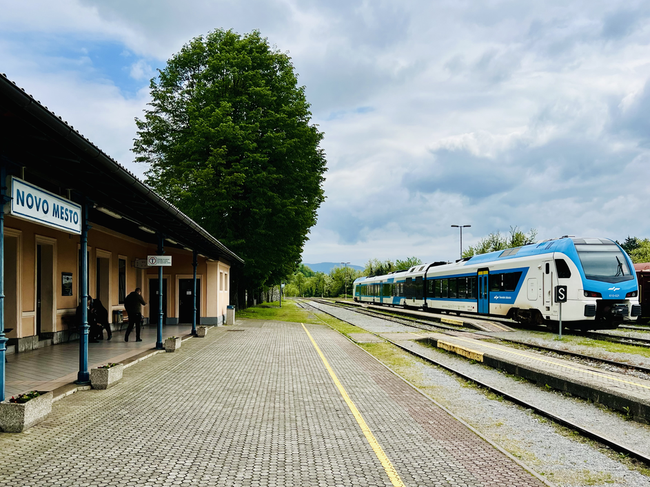 železniška postaja novo mesto
