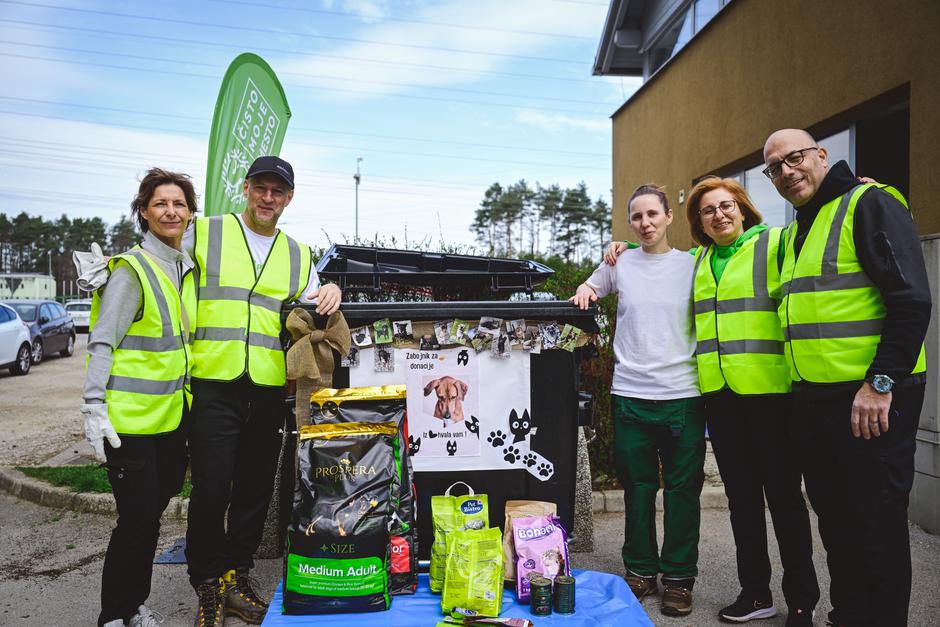 Dobrodelna akcija v Zavetišču za živali Maribor s strani zaposlenih NKBM | Avtor: Andreja Cilenšek